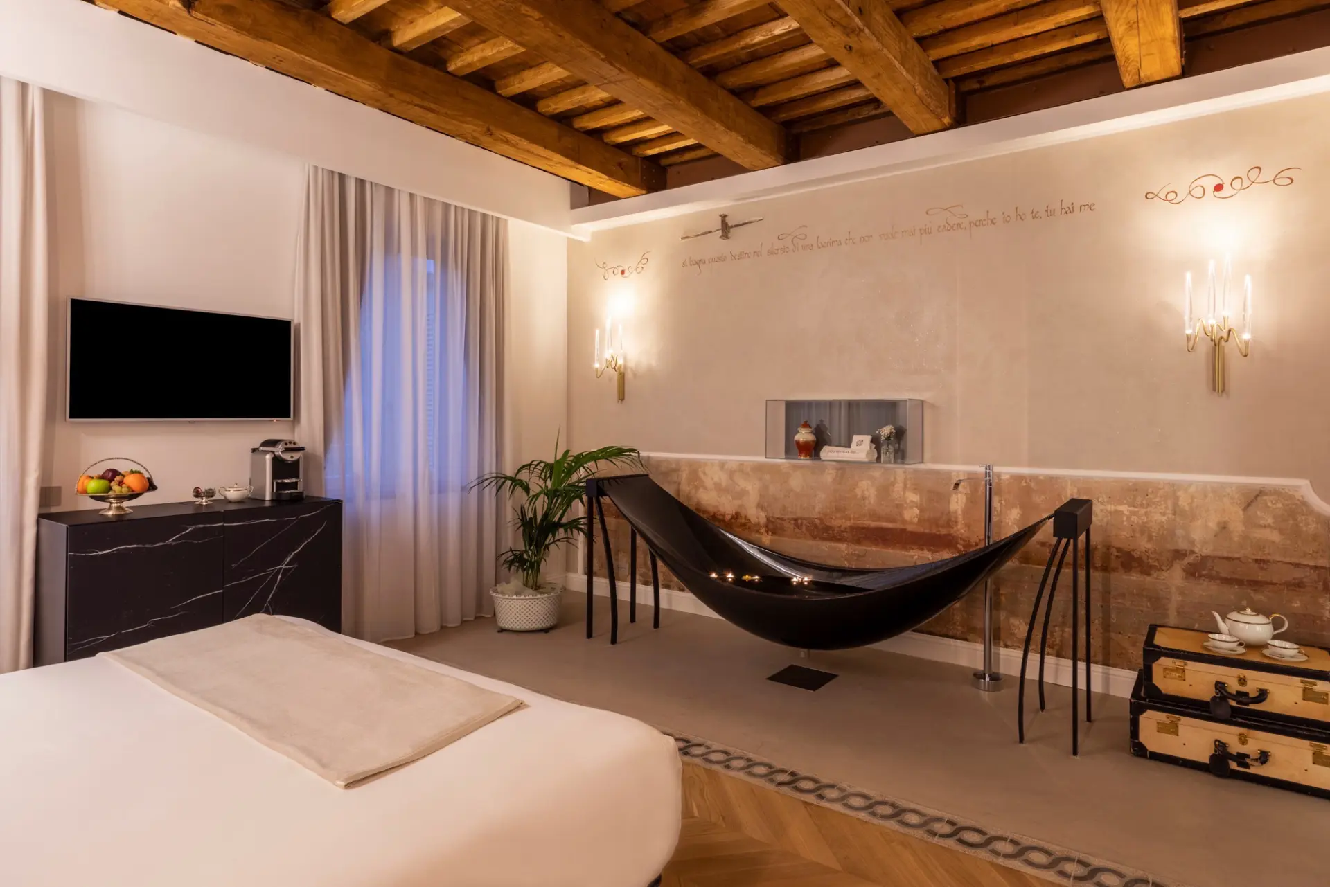 Bagno con lavabo su misura in legno massello Bagno con lavabo sospeso in rovere e rubinetteria a incasso