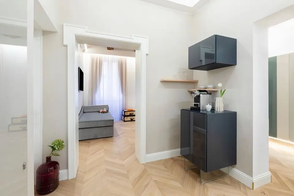 Distribuzione degli ambienti della suite Corridoio con angolo bar sospeso e vista sul soggiorno