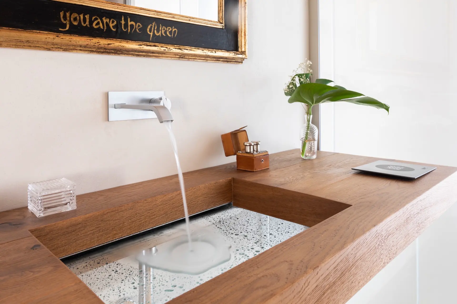 Parete decorativa con calligrafia originale Camera con parete scritta a mano e luce a soffitto
