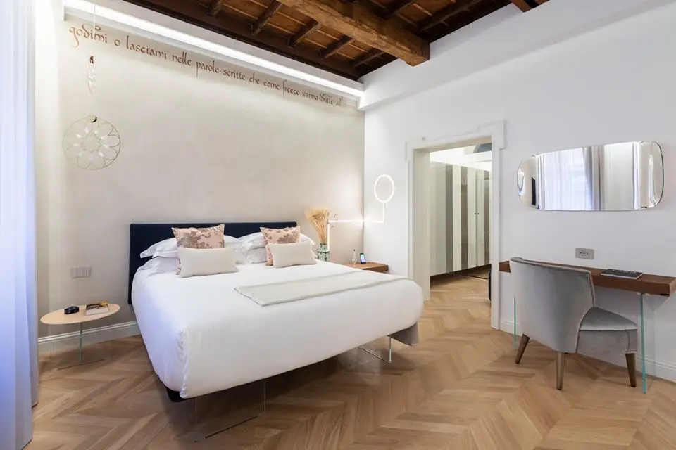 Selezione tessuti e biancheria per l'ospitalità Dettaglio tessuti e cuscini su letto in suite