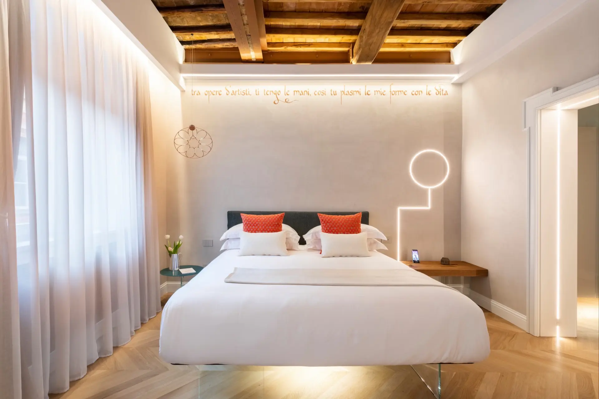 Composizione d'arredo al capezzale Dettaglio comodino sospeso con lampada e libro d'autore