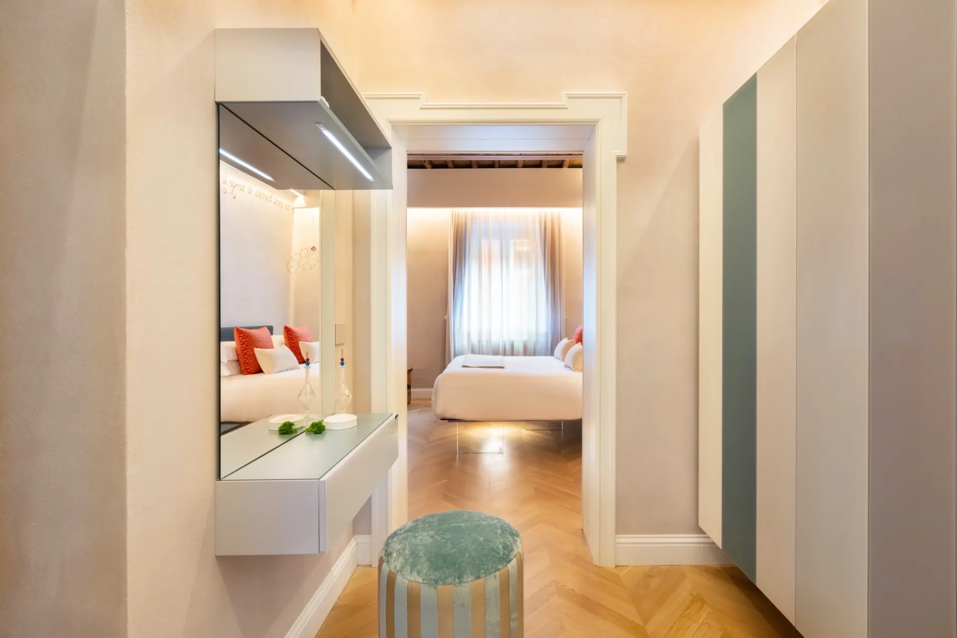 Contrasto tra specchiera antica e lavabo contemporaneo Bagno con specchio dorato d'epoca e lavabo in legno
