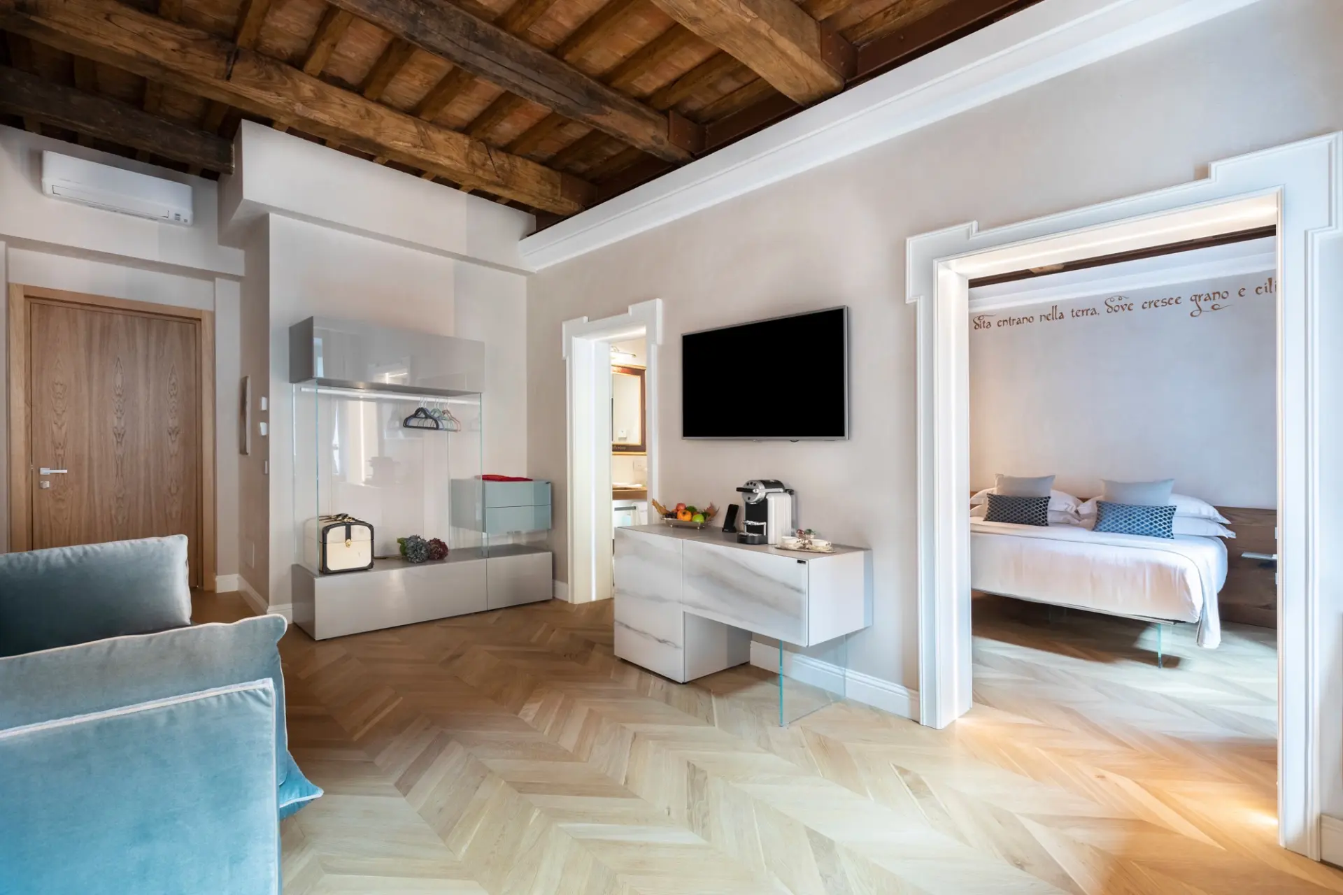 Zona bagno con finiture continue e illuminazione soffusa Bagno con doccia in vetro e rivestimento in resina